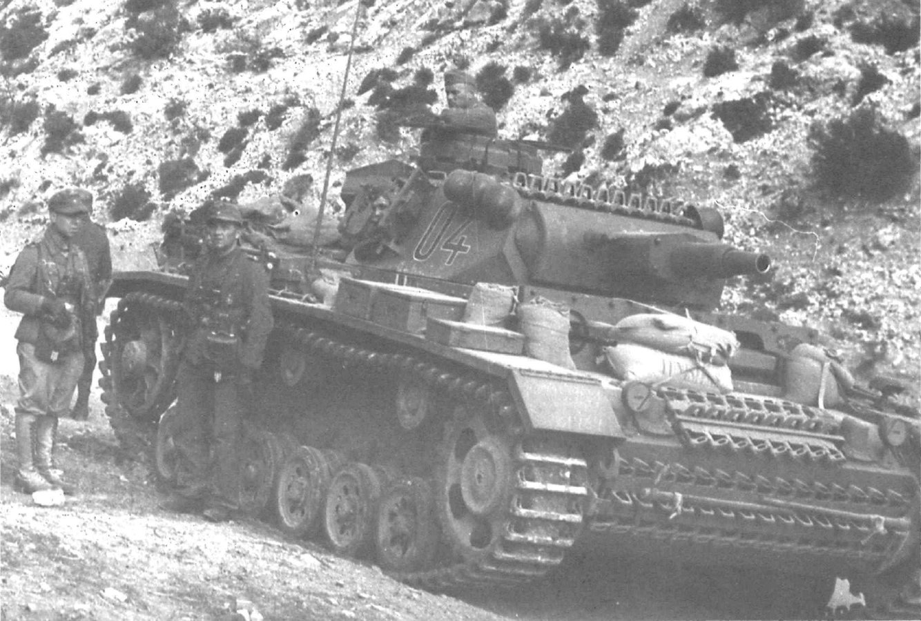 Pz.Kpfw. III Ausf.N (Fgst.Nr.74881) DAK s.Pz.Abt.501 Stab.#04 Tunisia, 1943 (MNH) {002}{a}.jpg